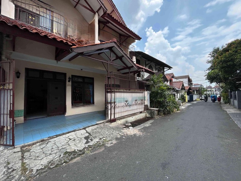 Rumah 2 Lantai 4 Kamar Tidur Dijual di Kebon Baru Tebet Jaksel