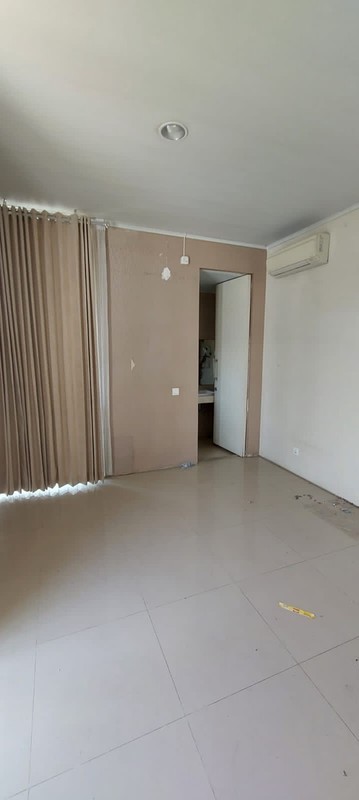 MURAH LUAS Dijual Rumah Raya Eastwood Citraland - Semi Furnished - Special Row Jalan Lebar 4 Mobil - Surat Shm