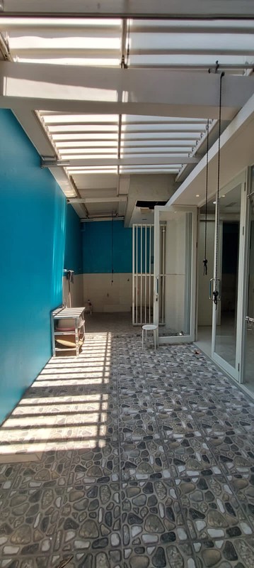 MURAH LUAS Dijual Rumah Raya Eastwood Citraland - Semi Furnished - Special Row Jalan Lebar 4 Mobil - Surat Shm