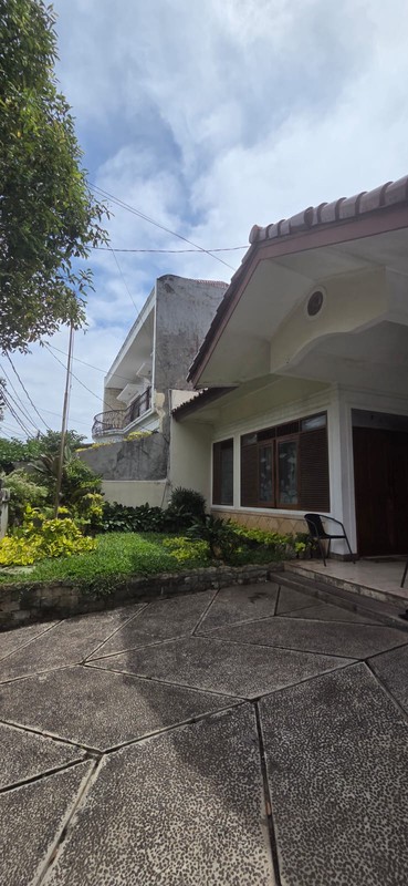 Rumah nyaman dengan lingkungan yang asri di Bintaro Sektor 2