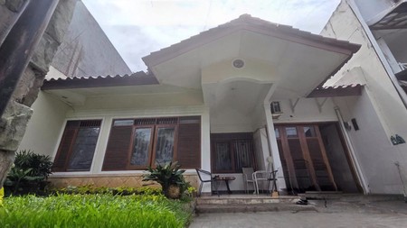 Rumah nyaman dengan lingkungan yang asri di Bintaro Sektor 2