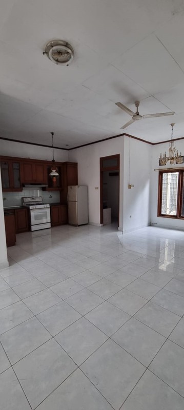 Rumah Lama. Semi Furnished. Bebas Banjir di Komplek Puri Flamboyan, Rempoa, Ciputat Timur