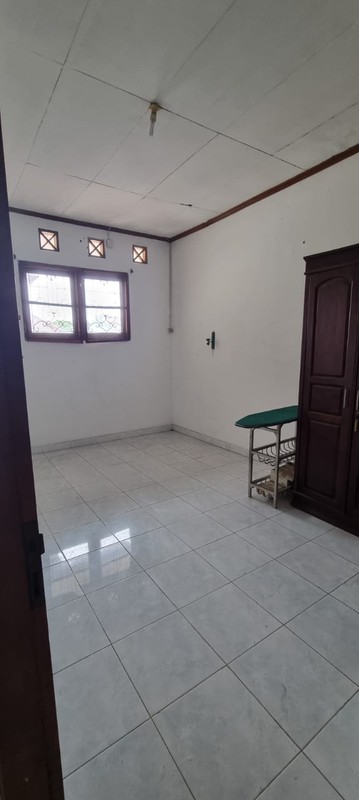 Rumah Lama. Semi Furnished. Bebas Banjir di Komplek Puri Flamboyan, Rempoa, Ciputat Timur