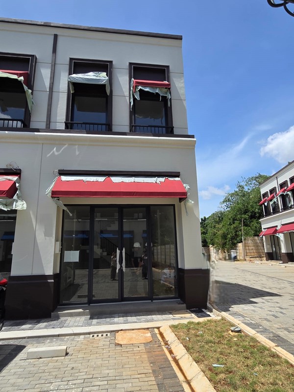 Ruko siap pakai dengan daerah komersial di Serpong