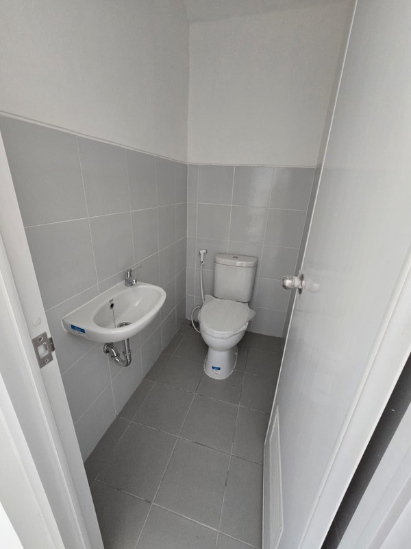 Ruko siap pakai dengan daerah komersial di Serpong