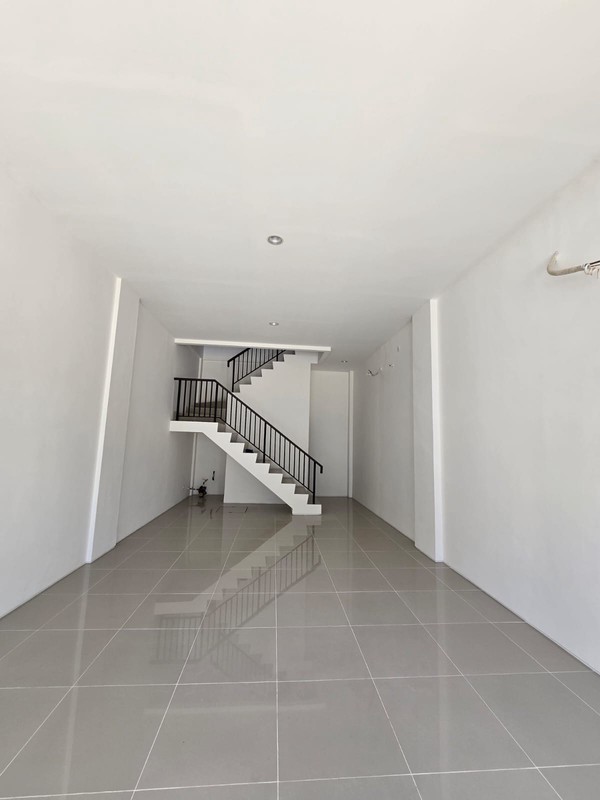 Ruko siap pakai dengan daerah komersial di Serpong