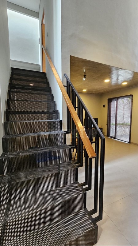 Rumah 2 Lantai Siap Huni dengan Hunian Nyaman dan Asri @Ciputat Timur