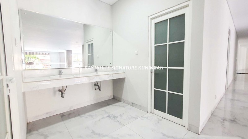 Gedung Baru Renovasi di Cipinang Indah I - Cocok untuk Kantor atau Investasi