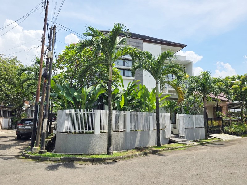 Rumah Hoek Siap Huni dan Strategis di Cluster Permata, Bintaro