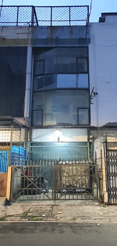 Ruko di lokasi strategis Gunung Sahari, Senen / Bungur / Kemayoran. Dengan etalase / display kaca untuk memamerkan produk di lantai 2 depan
