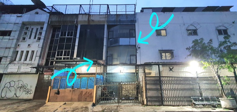 Ruko di lokasi strategis Gunung Sahari, Senen / Bungur / Kemayoran. Dengan etalase / display kaca untuk memamerkan produk di lantai 2 depan