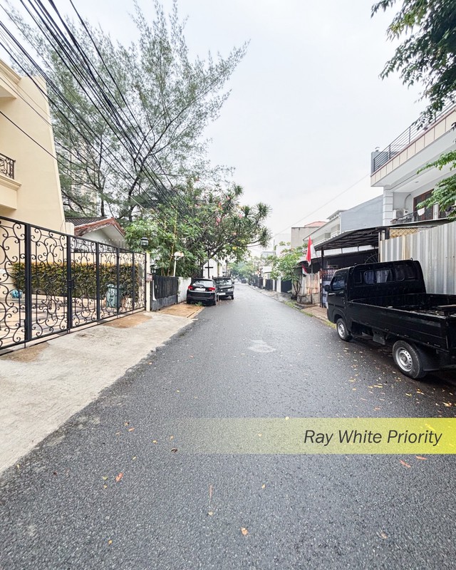 RUMAH ASRI DENGAN LOKASI STRATEGIS DI PONDOK INDAH, JAKARTA SELATAN