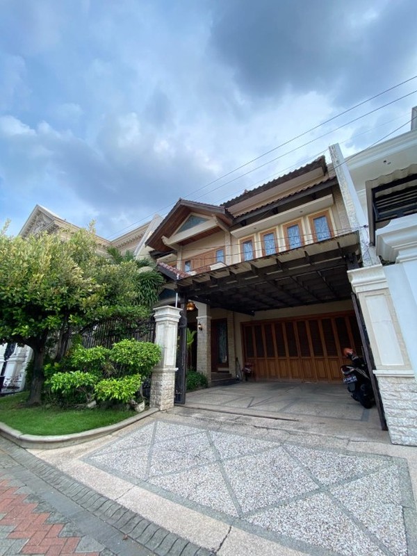 DIJUAL RUMAH CANTIK SEMI FURNISHED DI GALAXY BUMI PERMAI (ARAYA 1) 