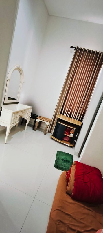 1 Milyar -an Dijual Rumah Greenland Residence Menganti Special Lebar 8 Meter Dekat The Green Lake Citraland, Pakuwon Mall Surabaya Barat