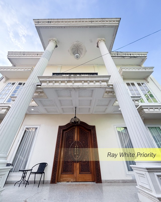 RUMAH MEWAH DENGAN DESIGN AMERICAN CLASSIC SEMI FURNISH DI KEMANG, JAKARTA SELATAN