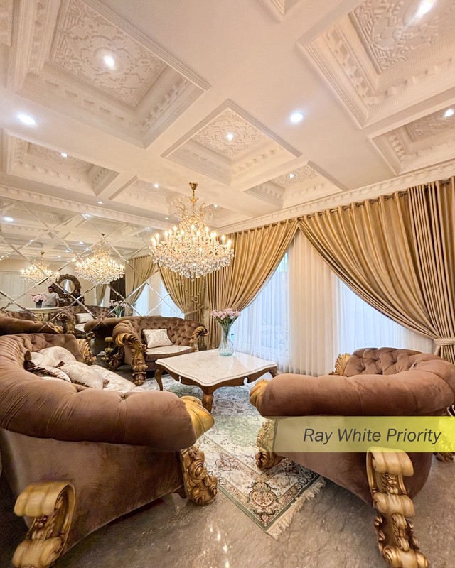 RUMAH MEWAH DENGAN DESIGN AMERICAN CLASSIC SEMI FURNISH DI KEMANG, JAKARTA SELATAN