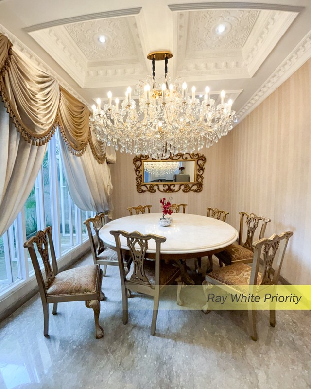 RUMAH MEWAH DENGAN DESIGN AMERICAN CLASSIC SEMI FURNISH DI KEMANG, JAKARTA SELATAN