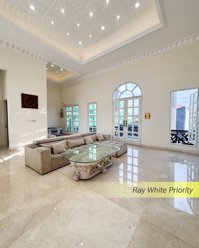 RUMAH MEWAH DENGAN DESIGN AMERICAN CLASSIC SEMI FURNISH DI KEMANG, JAKARTA SELATAN