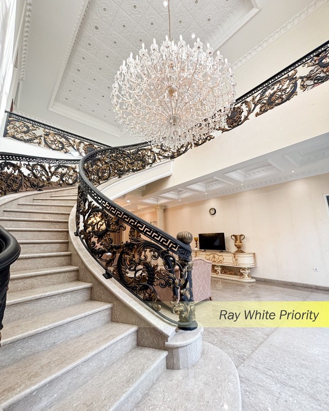 RUMAH MEWAH DENGAN DESIGN AMERICAN CLASSIC SEMI FURNISH DI KEMANG, JAKARTA SELATAN