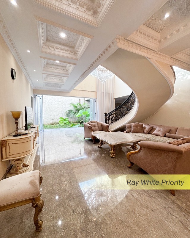 RUMAH MEWAH DENGAN DESIGN AMERICAN CLASSIC SEMI FURNISH DI KEMANG, JAKARTA SELATAN