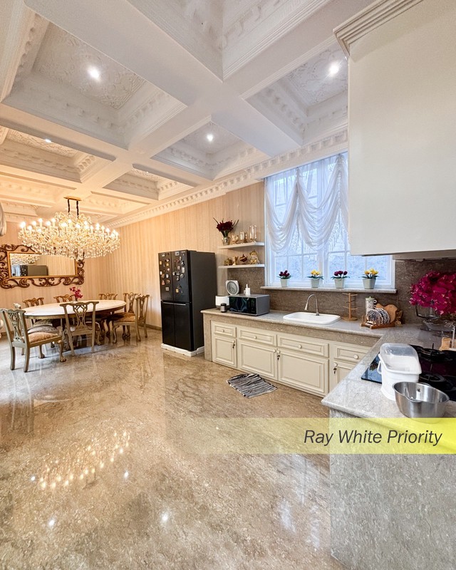 RUMAH MEWAH DENGAN DESIGN AMERICAN CLASSIC SEMI FURNISH DI KEMANG, JAKARTA SELATAN