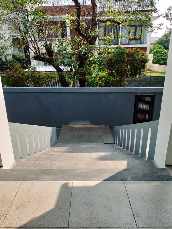 RUMAH SIAP HUNI DI PONDOK INDAH, NYAMAN DAN STRATEGIS 