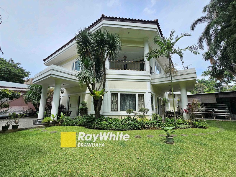 Rumah di Kebayoran Baru, Jakarta Selatan, Lokasi tenang, 2 km ke MRT Blok M