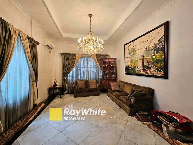 Rumah di Kebayoran Baru, Jakarta Selatan, Lokasi tenang, 2 km ke MRT Blok M