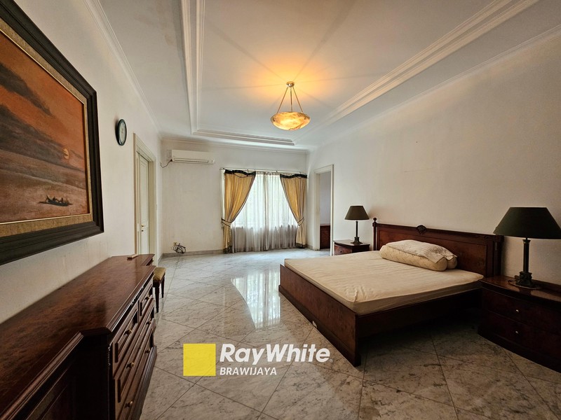 Rumah di Kebayoran Baru, Jakarta Selatan, Lokasi tenang, 2 km ke MRT Blok M