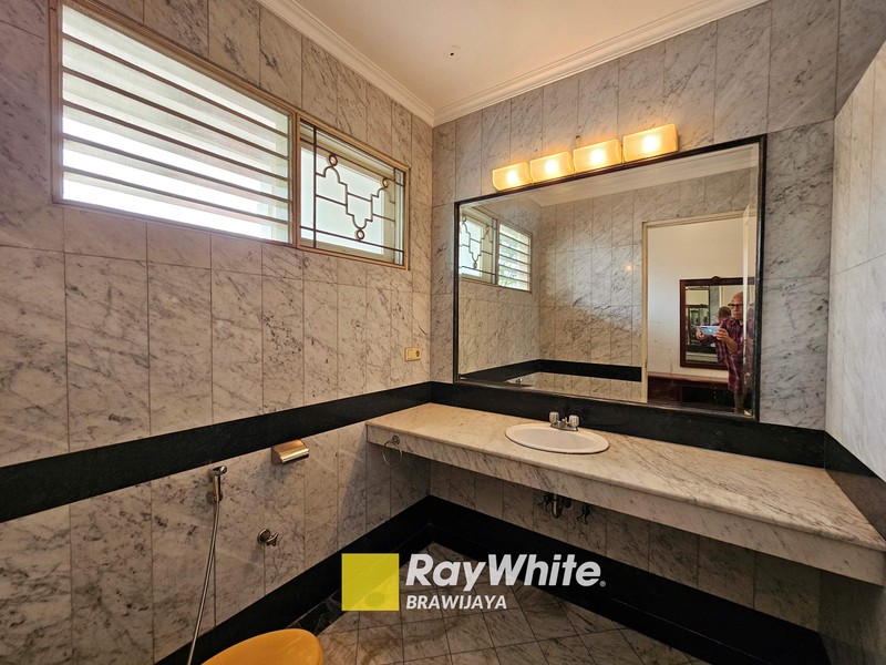 Rumah di Kebayoran Baru, Jakarta Selatan, Lokasi tenang, 2 km ke MRT Blok M