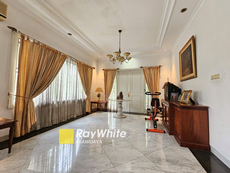 Rumah di Kebayoran Baru, Jakarta Selatan, Lokasi tenang, 2 km ke MRT Blok M