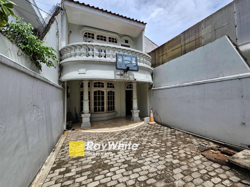 Rumah di Darmawangsa, Kebayoran Baru, tampak depan 2 sisi jalan, 5 menit ke MRT Blok A