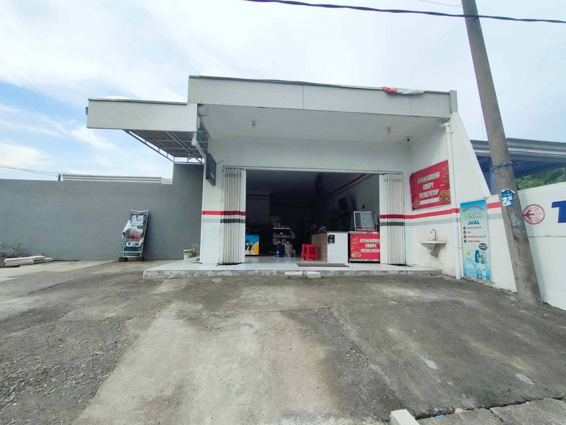 Dijual Ruko Raya Bangkingan, Lakarsantri, Surabaya Barat 0 Jalan Raya; Halaman belakang besar dan ada akses dari samping (bisa untuk workshop dll)