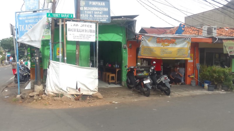 Rumah Tua Hitung Lahan Tanah 896 m2, Lokasi Komersial Dan Ramai Usaha, Di Tebet Barat