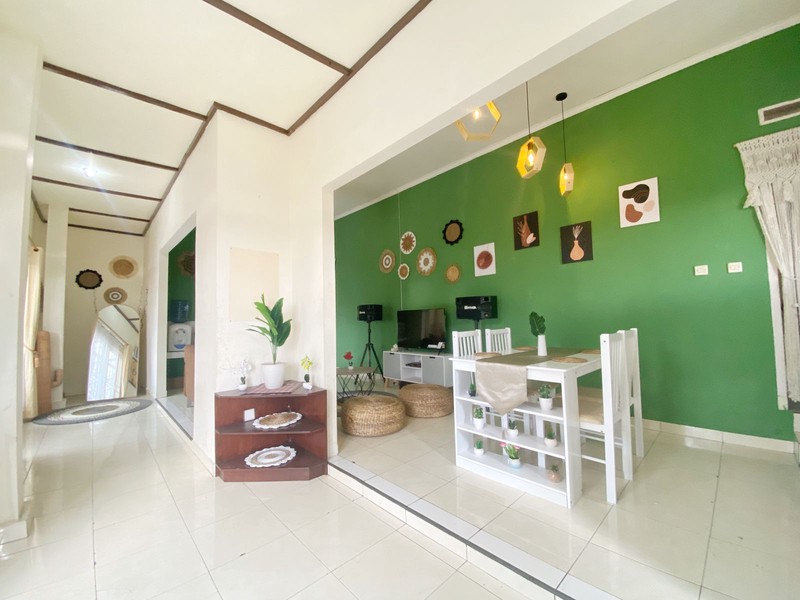 Villa Asri dengan Halaman Luas Lingkungan Nyaman @Cisarua Bogor.