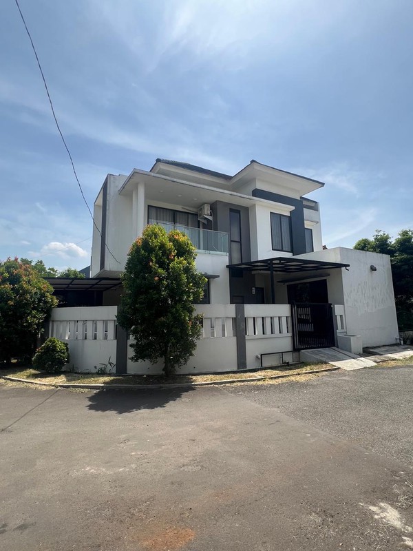 Rumah fully Renovasi  Griya Loka BSD city