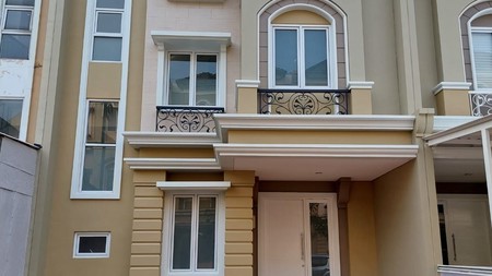 Rumah 3 Lantai Bergaya Modern Minimalis di Samara Village