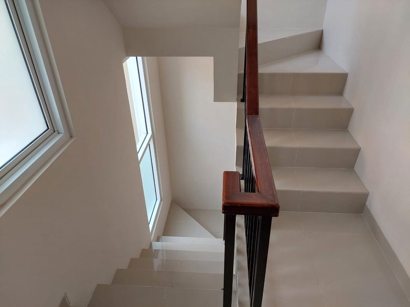 Rumah 3 Lantai Bergaya Modern Minimalis di Samara Village