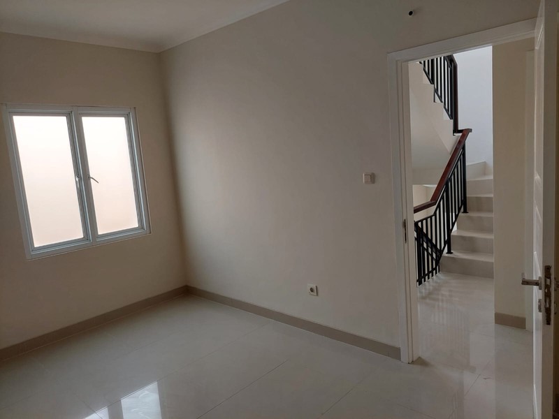 Rumah 3 Lantai Bergaya Modern Minimalis di Samara Village