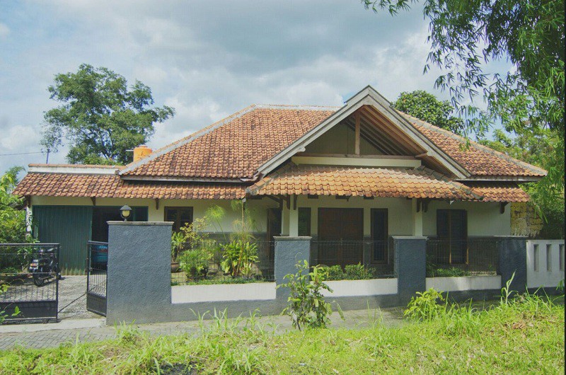 RUMAH DENGAN KONSEP RUMAH TROPIS, DI JL JATI REJO, MLATI, SLEMAN.