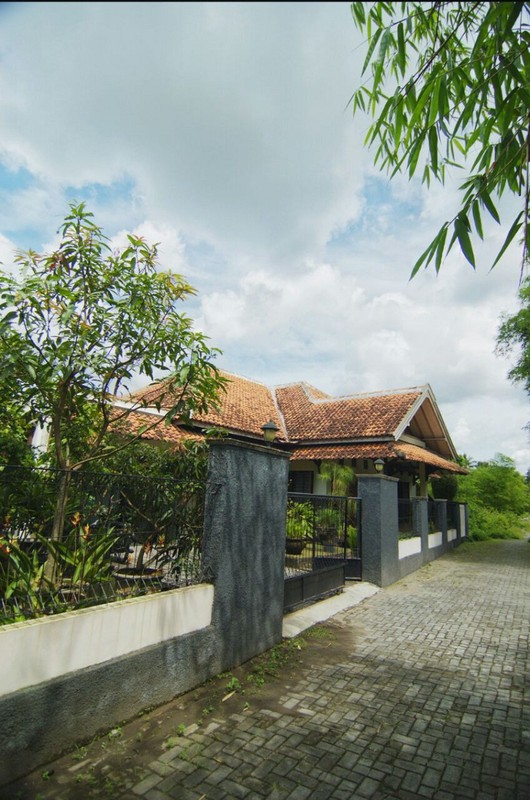RUMAH DENGAN KONSEP RUMAH TROPIS, DI JL JATI REJO, MLATI, SLEMAN.