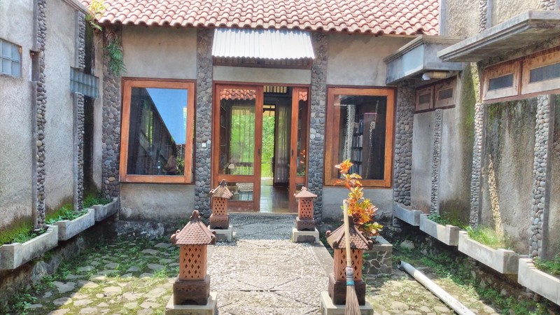 TANAH 11.800 METER BONUS BANGUNAN KLASIK, KUTOARJO, PURWOREJO