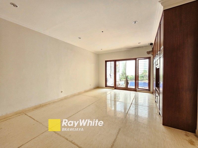 Newly Renovated House di Lebak Bulus, Dalam Kompleks, Private Pool, 5 menit ke MRT Lebak Bulus