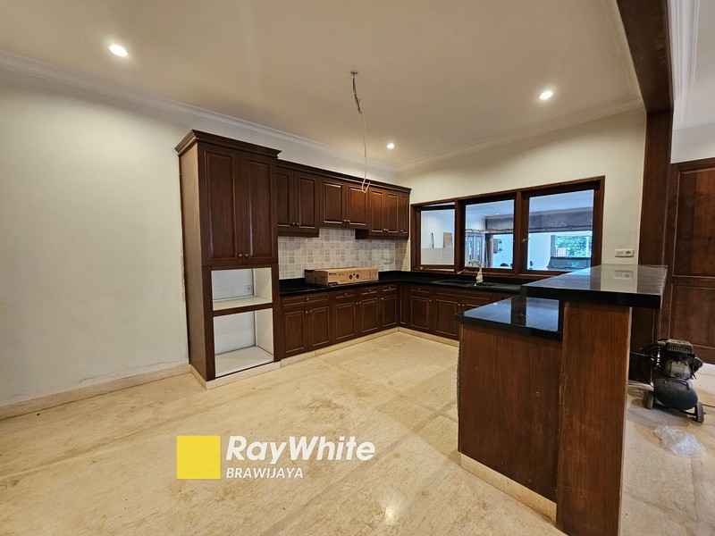 Newly Renovated House di Lebak Bulus, Dalam Kompleks, Private Pool, 5 menit ke MRT Lebak Bulus