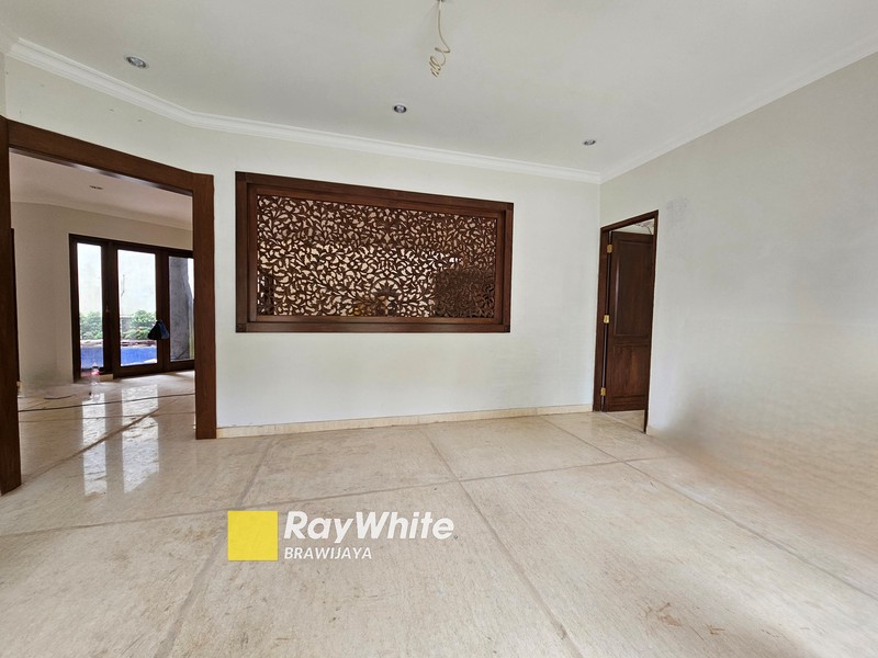 Newly Renovated House di Lebak Bulus, Dalam Kompleks, Private Pool, 5 menit ke MRT Lebak Bulus