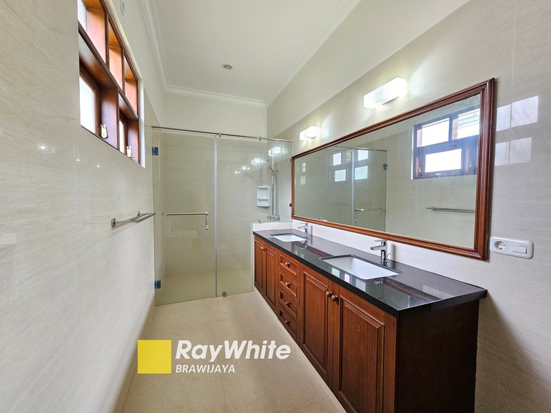 Newly Renovated House di Lebak Bulus, Dalam Kompleks, Private Pool, 5 menit ke MRT Lebak Bulus