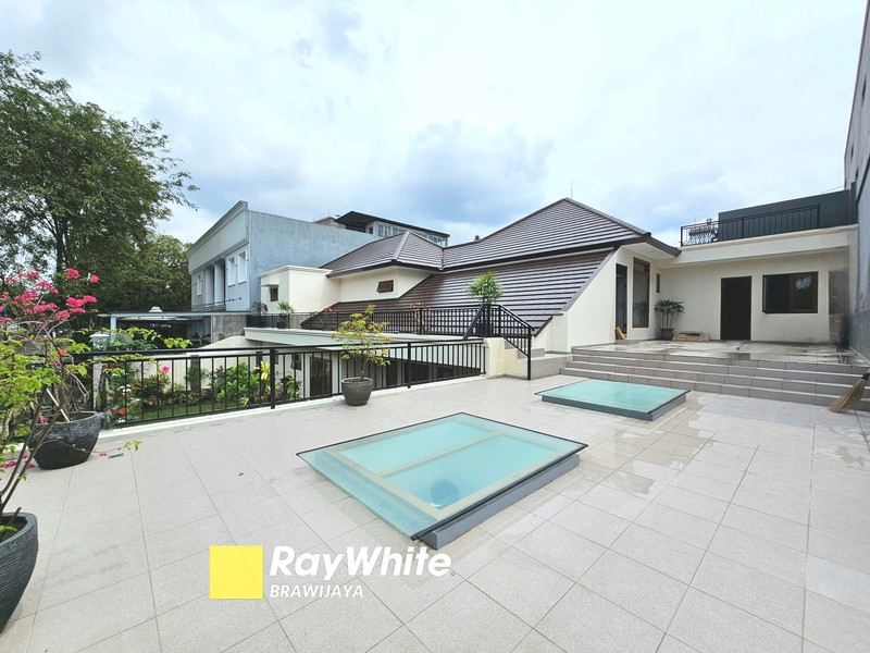 Newly Renovated House di Lebak Bulus, Dalam Kompleks, Private Pool, 5 menit ke MRT Lebak Bulus