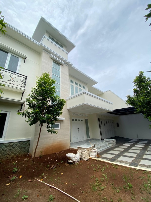 Rumah Mewah dengan Kolam Renang di Lebak Bulus - Lokasi Premium, Harga Spesial