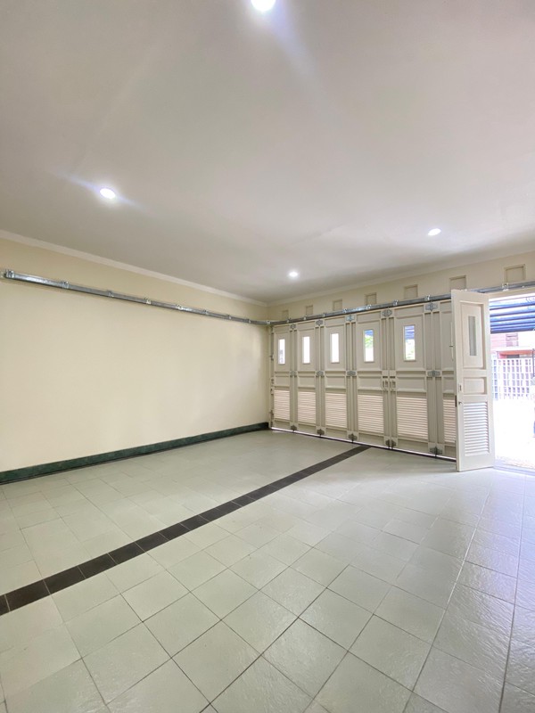 Rumah Mewah dengan Kolam Renang di Lebak Bulus - Lokasi Premium, Harga Spesial