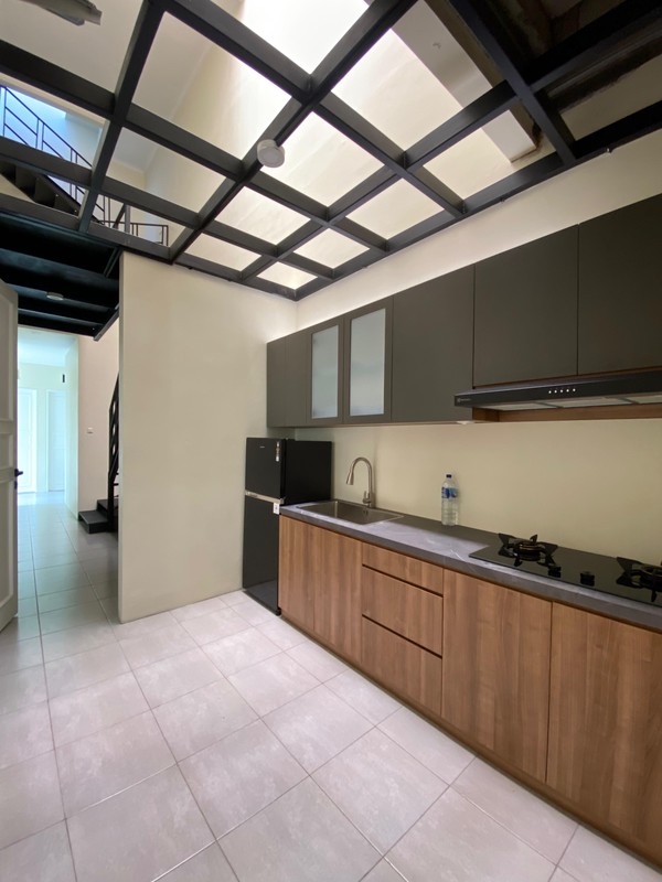 Rumah Mewah dengan Kolam Renang di Lebak Bulus - Lokasi Premium, Harga Spesial